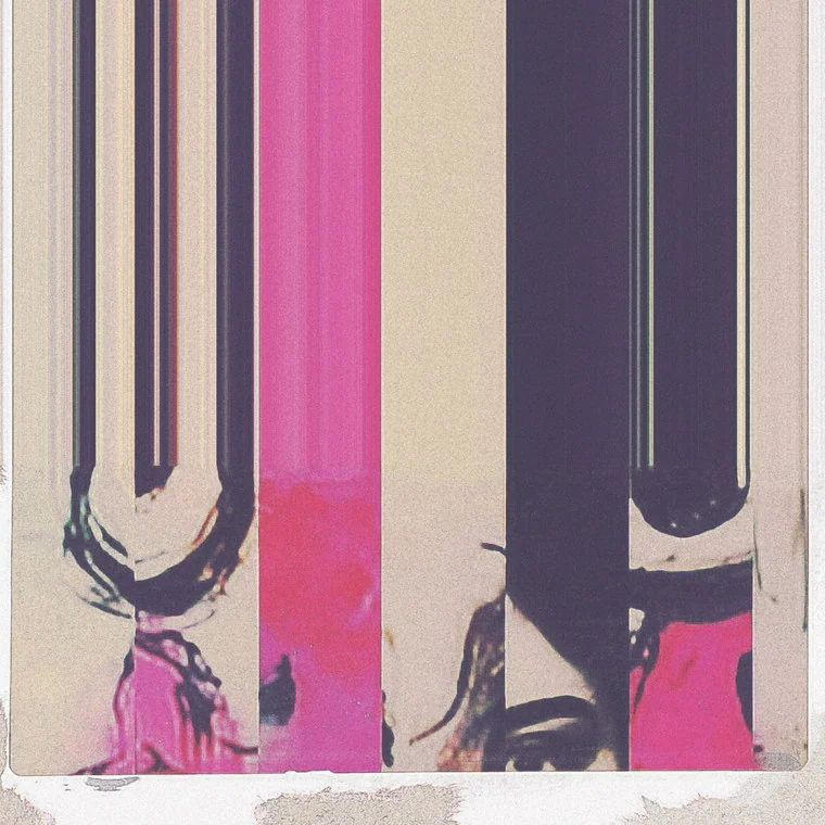 Fragmentierte Komposition in Pink, Creme und dunklen Tönen
