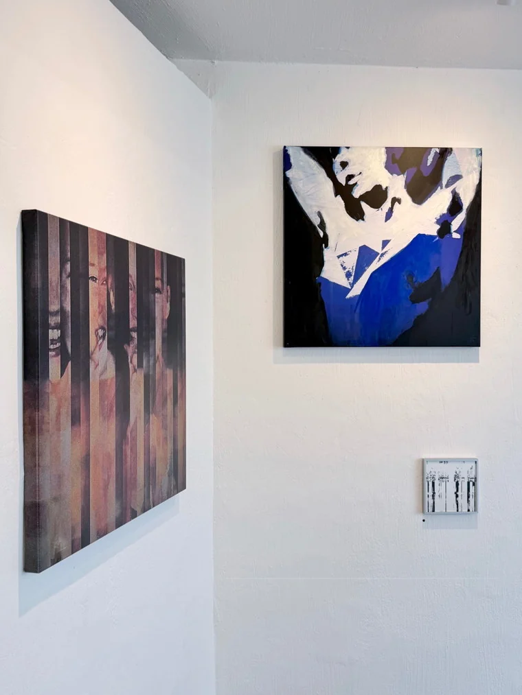 Mehrere Arbeiten von Shifting Perspectives im Ausstellungsraum